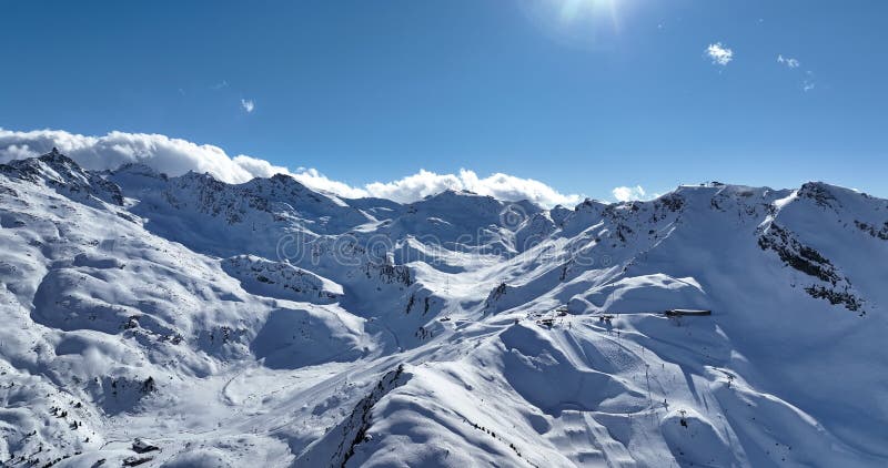 Vue aérienne à couper le souffle d'un magnifique paysage hivernal avec des montagnes alpines enneigées ciel ensoleillé et panorami clips vidéos