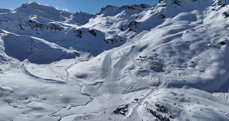 Vue aérienne à couper le souffle d'un magnifique paysage hivernal avec des montagnes alpines enneigées ciel ensoleillé et panorami banque de vidéos