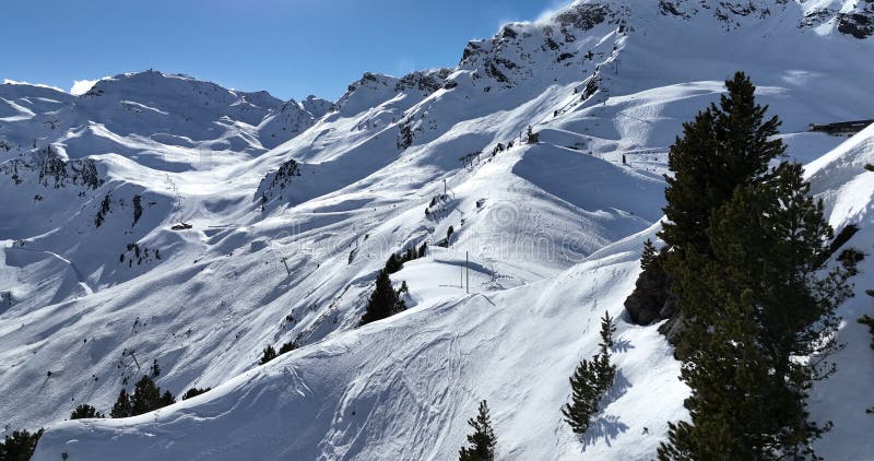 Vue aérienne à couper le souffle d'un magnifique paysage hivernal avec des montagnes alpines enneigées ciel ensoleillé et panorami clips vidéos