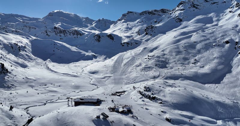 Vue aérienne à couper le souffle d'un magnifique paysage hivernal avec des montagnes alpines enneigées ciel ensoleillé et panorami banque de vidéos