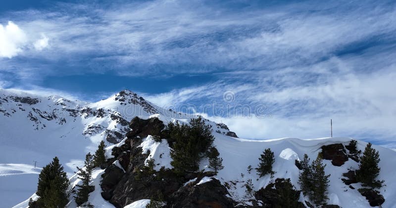 Vue aérienne à couper le souffle d'un magnifique paysage hivernal avec des montagnes alpines enneigées ciel ensoleillé et panorami banque de vidéos