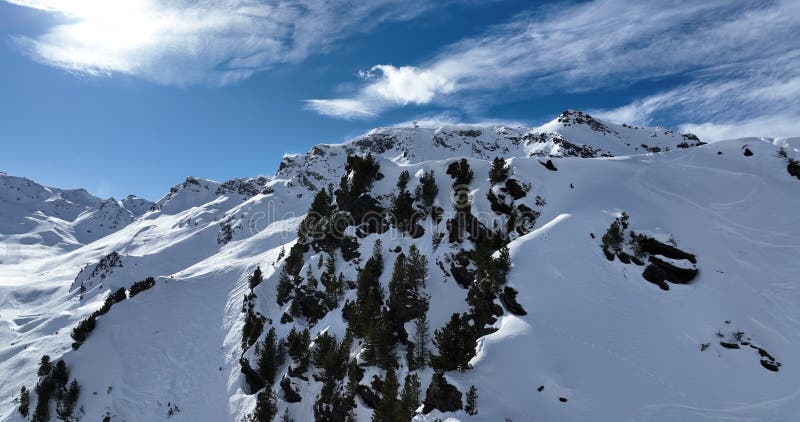 Vue aérienne à couper le souffle d'un magnifique paysage hivernal avec des montagnes alpines enneigées ciel ensoleillé et panorami banque de vidéos