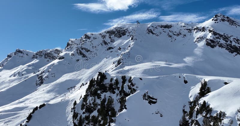 Vue aérienne à couper le souffle d'un magnifique paysage hivernal avec des montagnes alpines enneigées ciel ensoleillé et panorami banque de vidéos