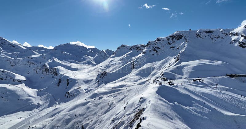 Vue aérienne à couper le souffle d'un magnifique paysage hivernal avec des montagnes alpines enneigées ciel ensoleillé et panorami banque de vidéos