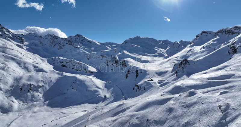 Vue aérienne à couper le souffle d'un magnifique paysage hivernal avec des montagnes alpines enneigées ciel ensoleillé et panorami banque de vidéos