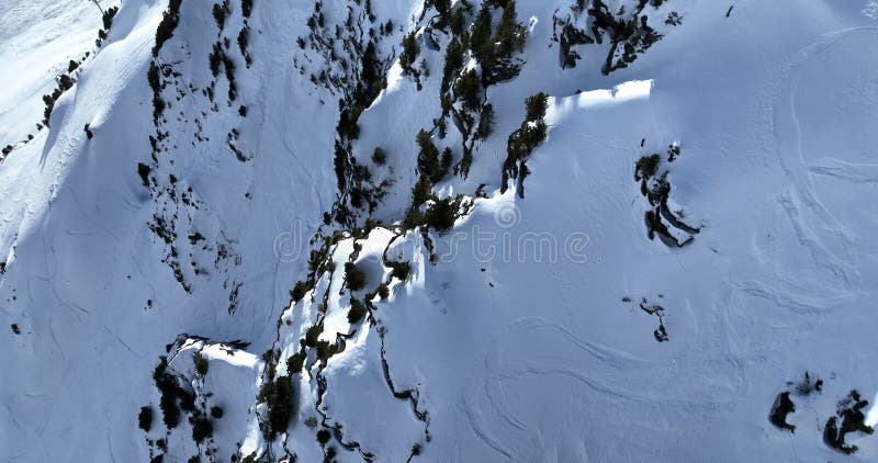 Vue aérienne à couper le souffle d'un magnifique paysage hivernal avec des montagnes alpines enneigées ciel ensoleillé et panorami clips vidéos