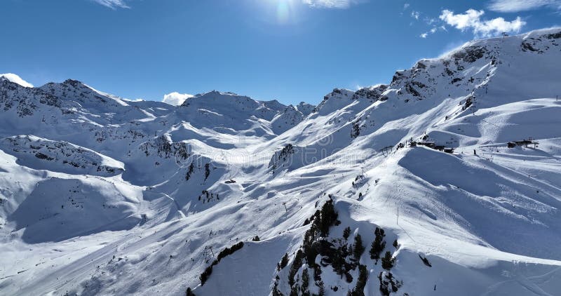 Vue aérienne à couper le souffle d'un magnifique paysage hivernal avec des montagnes alpines enneigées ciel ensoleillé et panorami clips vidéos