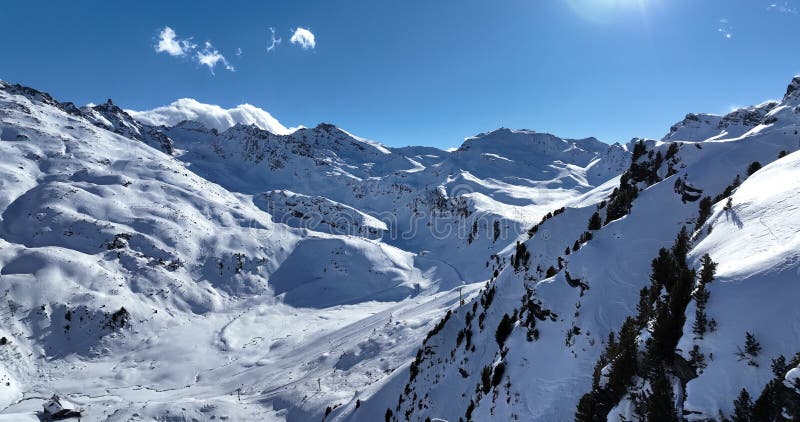 Vue aérienne à couper le souffle d'un magnifique paysage hivernal avec des montagnes alpines enneigées ciel ensoleillé et panorami banque de vidéos