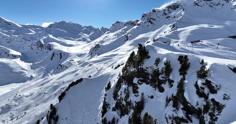 Vue aérienne à couper le souffle d'un magnifique paysage hivernal avec des montagnes alpines enneigées ciel ensoleillé et panorami banque de vidéos