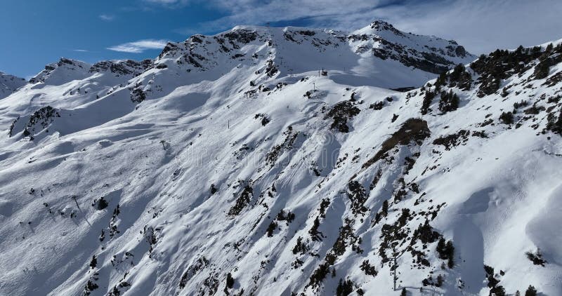 Vue aérienne à couper le souffle d'un magnifique paysage hivernal avec des montagnes alpines enneigées ciel ensoleillé et panorami banque de vidéos