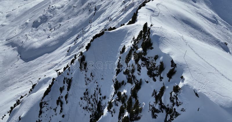 Vue aérienne à couper le souffle d'un magnifique paysage hivernal avec des montagnes alpines enneigées ciel ensoleillé et panorami clips vidéos