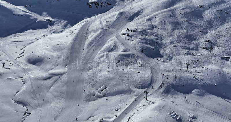 Vue aérienne à couper le souffle d'un magnifique paysage hivernal avec des montagnes alpines enneigées ciel ensoleillé et panorami clips vidéos