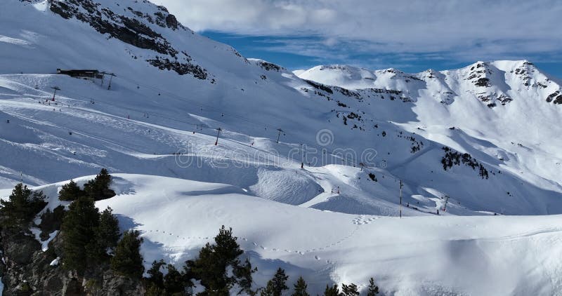 Vue aérienne à couper le souffle d'un magnifique paysage hivernal avec des montagnes alpines enneigées ciel ensoleillé et panorami banque de vidéos