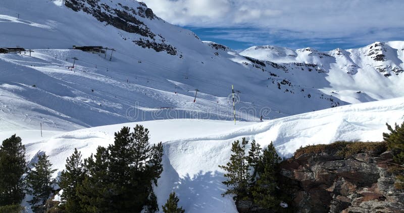 Vue aérienne à couper le souffle d'un magnifique paysage hivernal avec des montagnes alpines enneigées ciel ensoleillé et panorami banque de vidéos