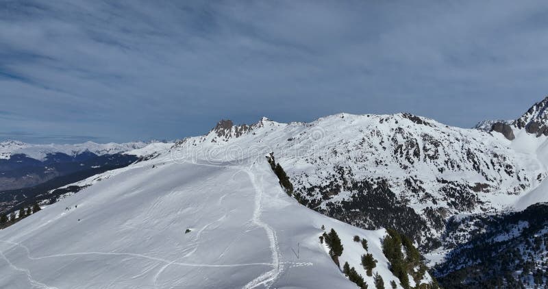 Vue aérienne à couper le souffle d'un magnifique paysage hivernal avec des montagnes alpines enneigées ciel ensoleillé et panorami clips vidéos