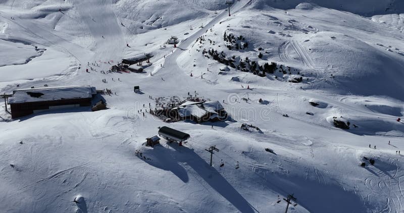 Vue aérienne à couper le souffle d'un magnifique paysage hivernal avec des montagnes alpines enneigées ciel ensoleillé et panorami banque de vidéos
