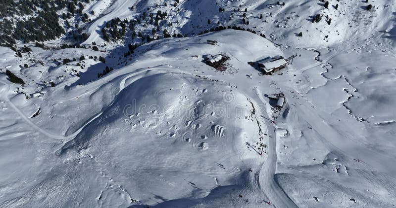 Vue aérienne à couper le souffle d'un magnifique paysage hivernal avec des montagnes alpines enneigées ciel ensoleillé et panorami banque de vidéos