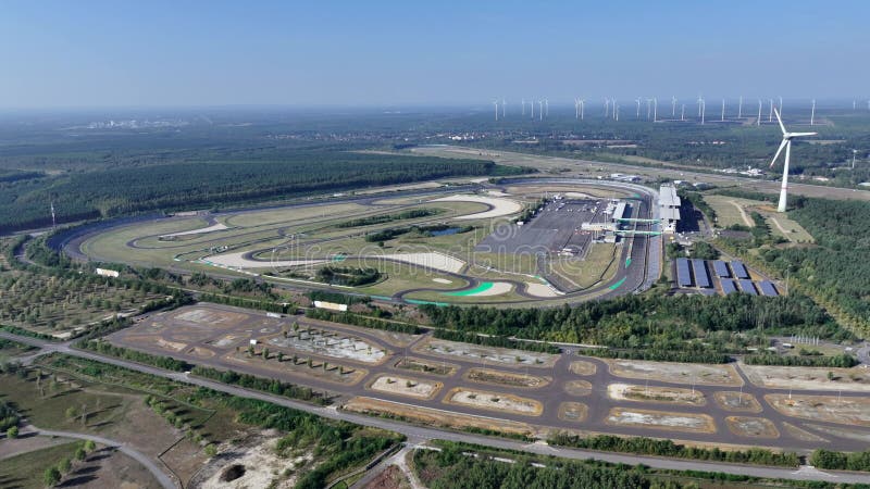 Vue aérienne à droite de la partie centrale de dekra lausitzring une piste de course banque de vidéos