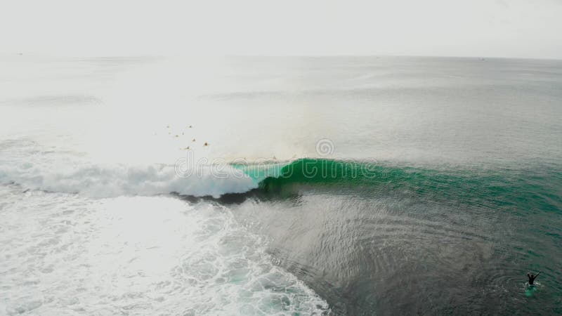 Vue aérienne à l'océan avec le tour de vague et de surfer de baril sur la vague clips vidéos