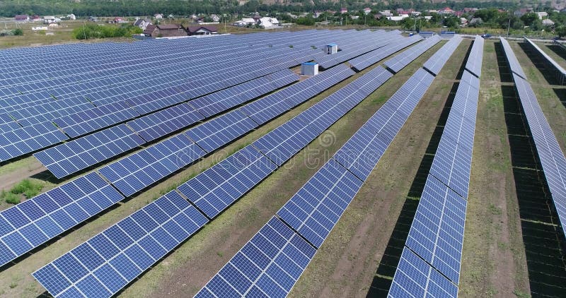 Vue aérienne à la centrale solaire Fond industriel sur le thème de ressources renouvelables voler au-dessus des rangées des panne