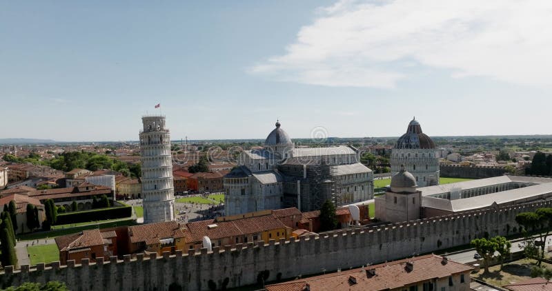 Vue aérienne à tour de pise en italie par une journée ensoleillée banque de vidéos