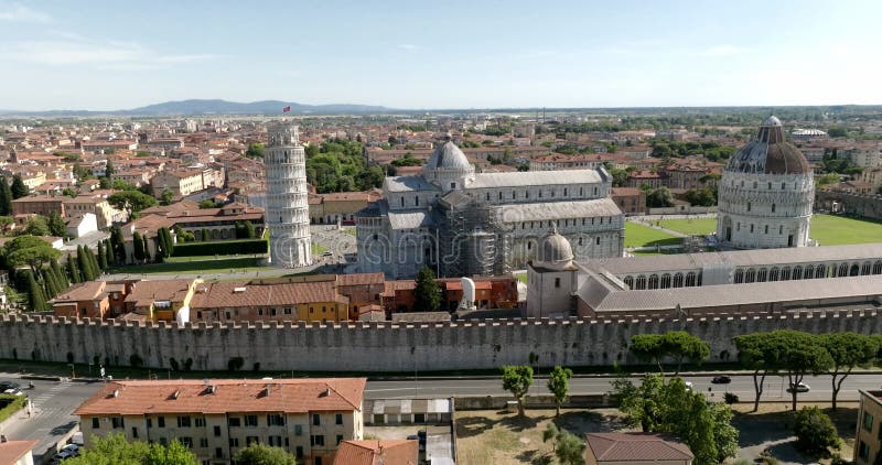 Vue aérienne à tour de pise en italie par une journée ensoleillée banque de vidéos