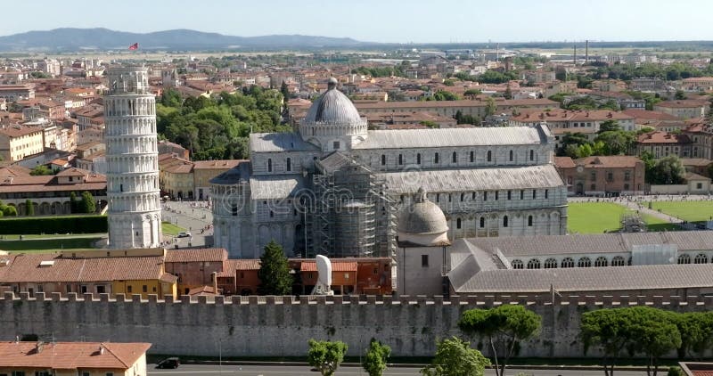 Vue aérienne à tour de pise en italie par une journée ensoleillée banque de vidéos