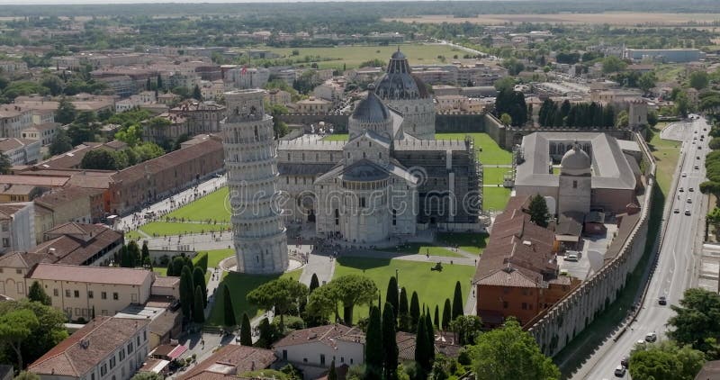 Vue aérienne à tour de pise en italie par une journée ensoleillée banque de vidéos
