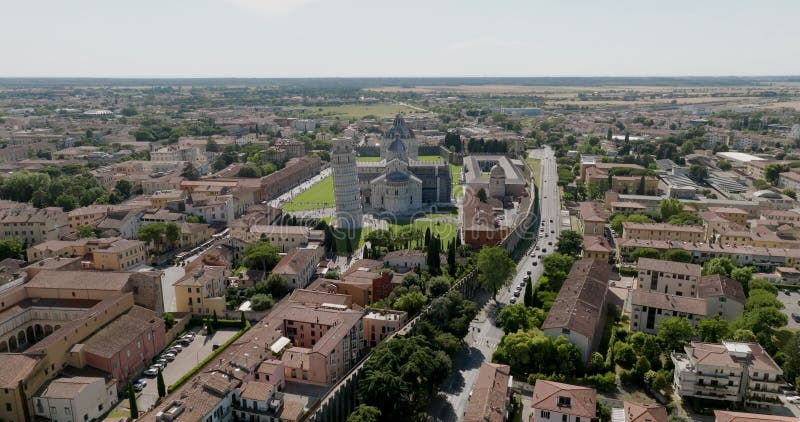 Vue aérienne à tour de pise en italie par une journée ensoleillée clips vidéos