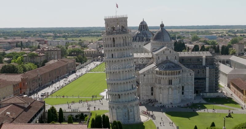 Vue aérienne à tour de pise en italie par une journée ensoleillée clips vidéos