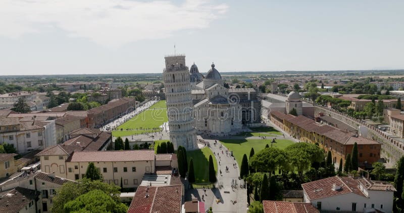 Vue aérienne à tour de pise en italie par une journée ensoleillée banque de vidéos