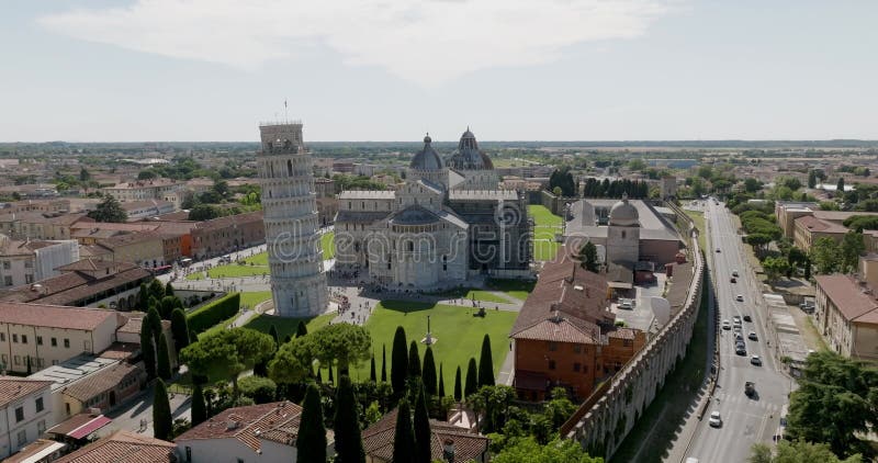 Vue aérienne à tour de pise en italie par une journée ensoleillée banque de vidéos