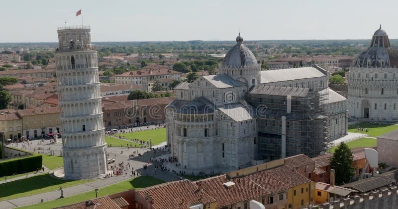 Vue aérienne à tour de pise en italie par une journée ensoleillée clips vidéos