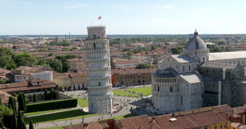 Vue aérienne à tour de pise en italie par une journée ensoleillée banque de vidéos