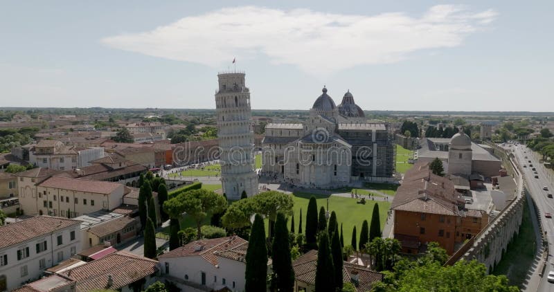 Vue aérienne à tour de pise en italie par une journée ensoleillée banque de vidéos