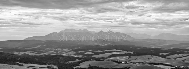 Vue blanc noir panoramique sur des montagnes de Tatra image libre de droits Vue blanc noir panoramique sur des montagnes de Tatra image libre de droits