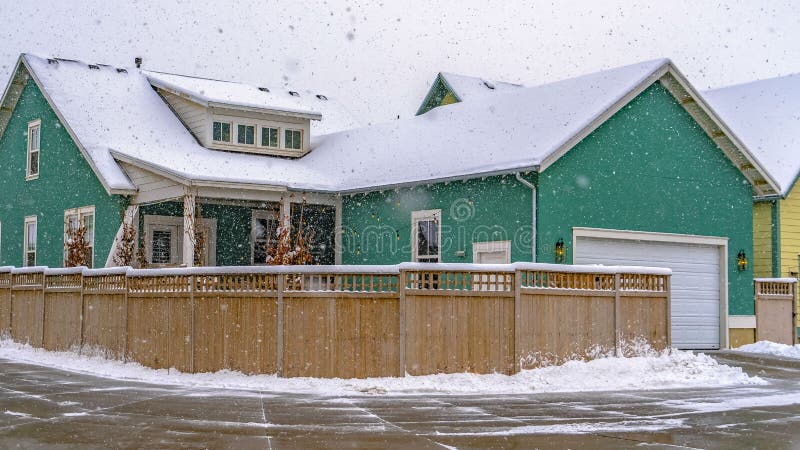 Vue claire d'hiver de panorama d'une maison color?e avec la barri?re en bois contre le ciel nuageux dans l'aube images libres de droits Vue claire d'hiver de panorama d'une maison color?e avec la barri?re en bois contre le ciel nuageux dans l'aube images libres de droits