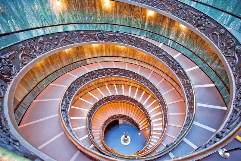 Vue colorée d'escaliers de vortex de Vatican d'en haut
