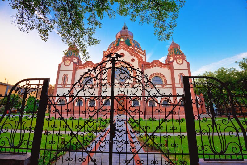 Vue colorée de matin de synagogue de Subotica image stock Vue colorée de matin de synagogue de Subotica image stock