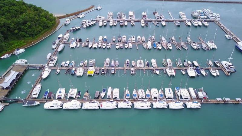 Vue courbe au-dessus de baie de marina