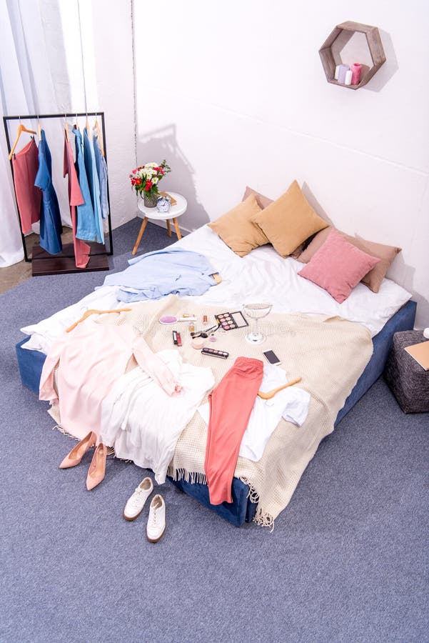vue courbe d'intérieur de chambre à coucher moderne avec le cintre plein de divers approvisionnements femelles d'habillement et d image stock vue courbe d'intérieur de chambre à coucher moderne avec le cintre plein de divers approvisionnements femelles d'habillement et d image stock