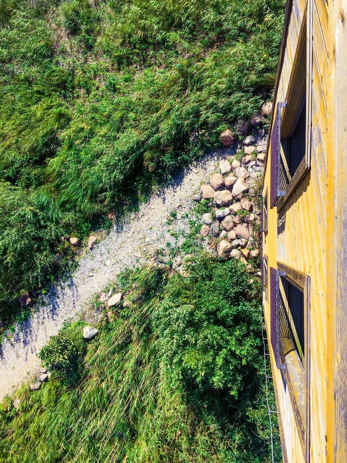 Vue courbe d'un sentier piéton et d'une herbe d'une tour jaune en été photo libre de droits Vue courbe d'un sentier piéton et d'une herbe d'une tour jaune en été photo libre de droits