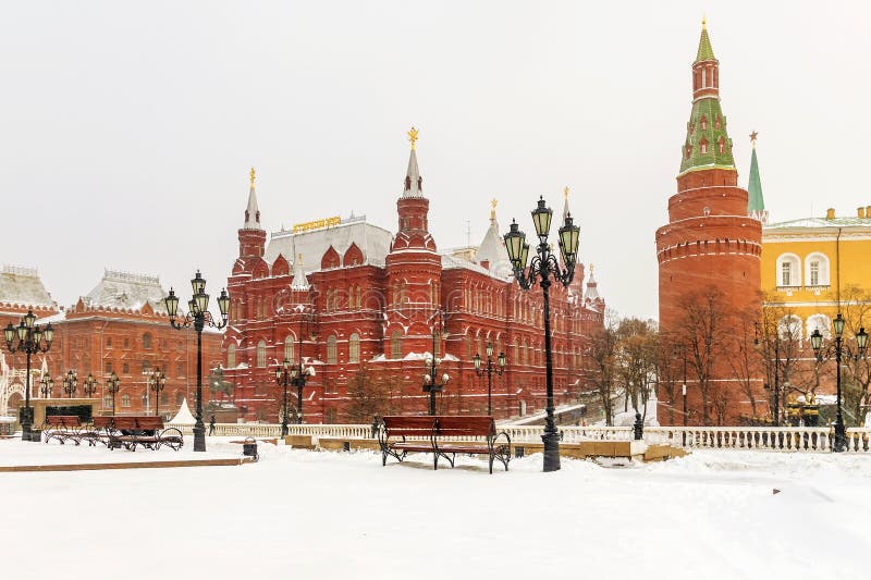 vue couverte de neige de la place de Manezhnaya à Moscou