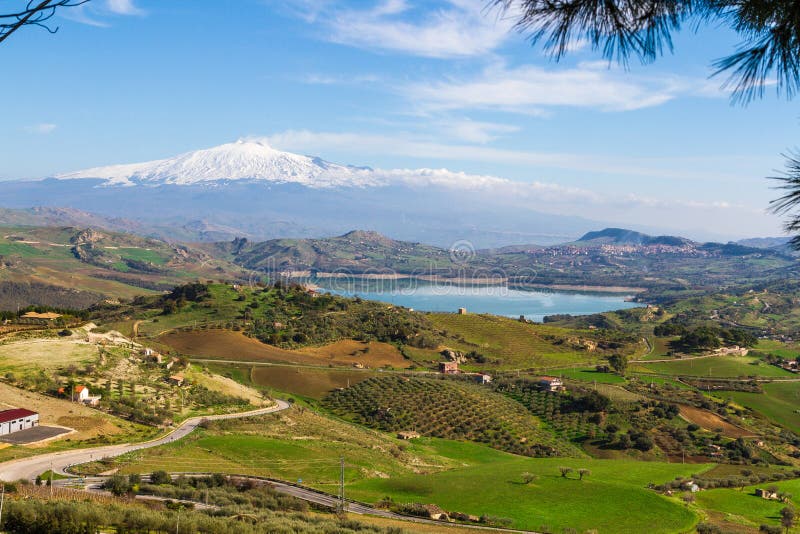 Vue d'Agira de lac Pozzillo image libre de droits Vue d'Agira de lac Pozzillo image libre de droits