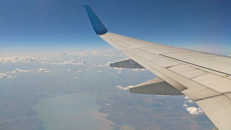 Vue d'aile d'avion hors de la fenêtre sur le fond de ciel nuageux Fond de vacances de vacances Aile du vol d'avion au-dessus du.