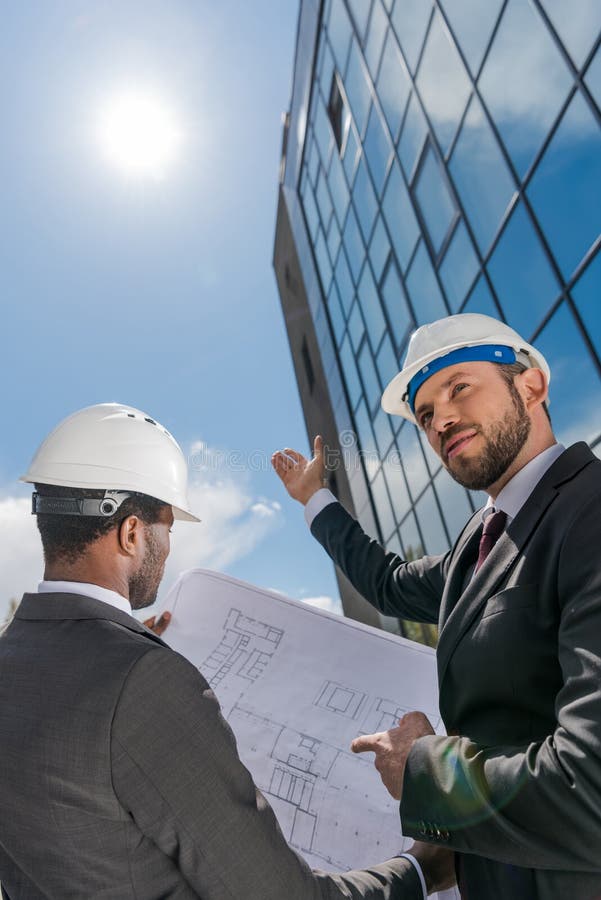 Vue d'angle faible des architectes professionnels dans le travail de masques images libres de droits