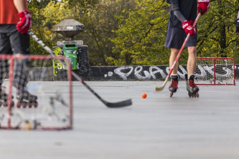 Vue d'angle faible d'hockey de rue image libre de droits Vue d'angle faible d'hockey de rue image libre de droits