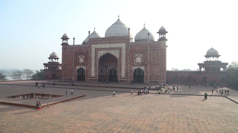 Vue d'arrière de Taj Mahal, avec des touristes par le pation dans l'avant banque de vidéos