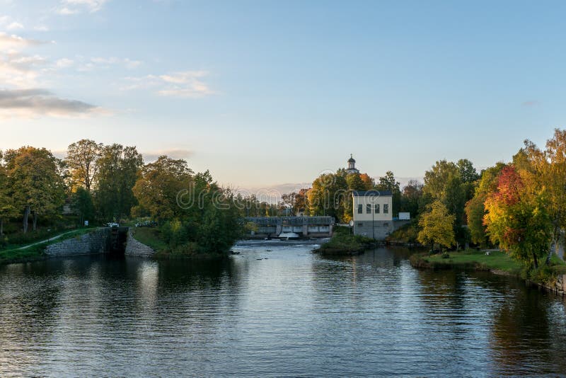 Vue d'automne d'une rivière avec les arbres colorés photo stock Vue d'automne d'une rivière avec les arbres colorés photo stock