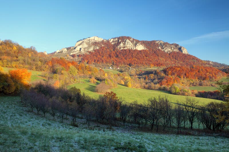 Vue d'Autumna du village de Vrsatec et de Vrsatecke Podhradie - slovaque image libre de droits Vue d'Autumna du village de Vrsatec et de Vrsatecke Podhradie - slovaque image libre de droits